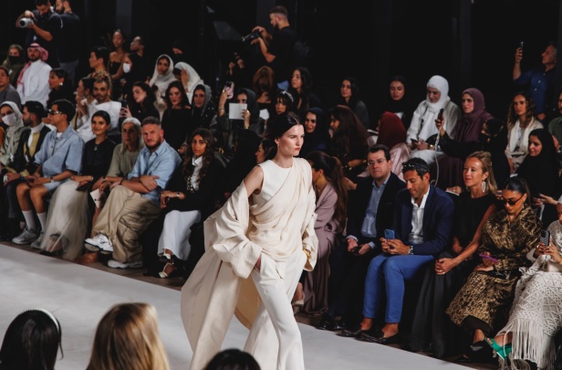 سعف النخيل يتراقص بأناقة.. أباديا تجسد الأصالة في تصاميم ريزورت 2025 في أسبوع الأزياء في الرياض