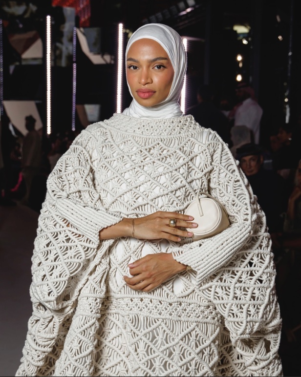 سعف النخيل يتراقص بأناقة.. أباديا تجسد الأصالة في تصاميم ريزورت 2025 في أسبوع الأزياء في الرياض