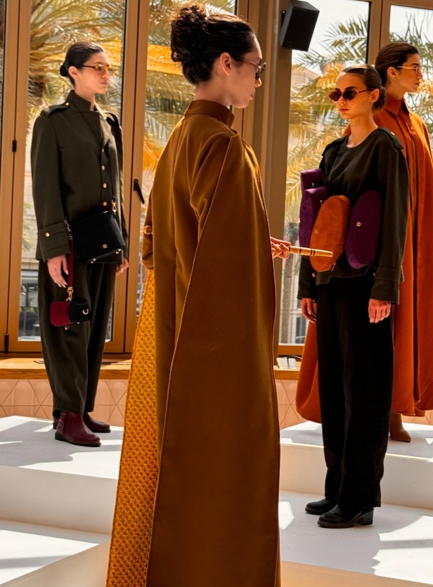 عبق خمسينيات المملكة يزهر في أسبوع الأزياء في الرياض: دار قرمز تروي حكاية الهوية والأصالة عبر مجموعة 1950