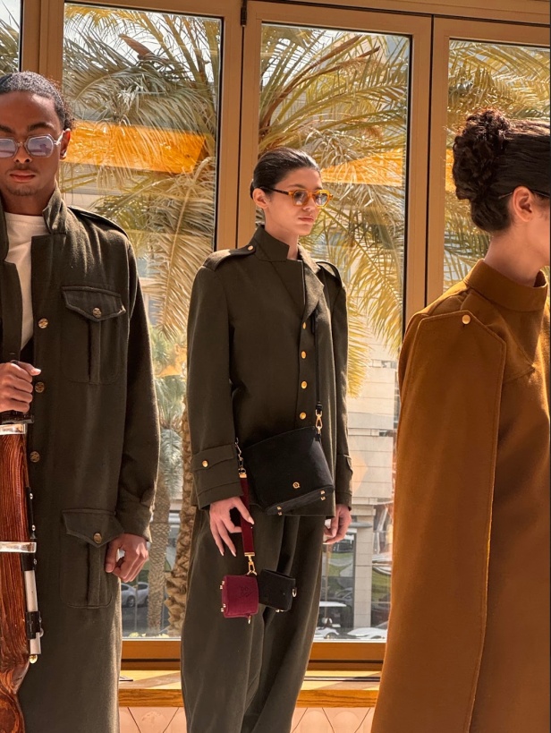 عبق خمسينيات المملكة يزهر في أسبوع الأزياء في الرياض: دار قرمز تروي حكاية الهوية والأصالة عبر مجموعة 1950