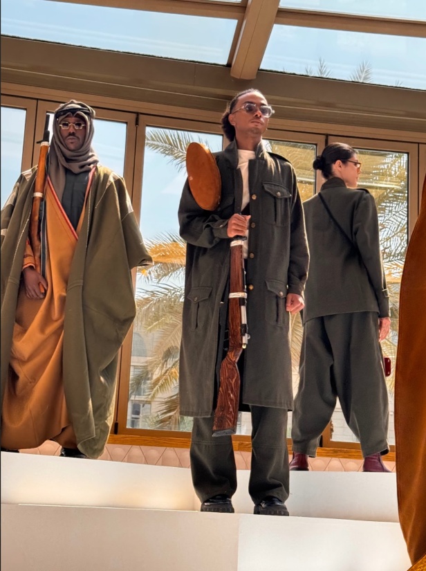 عبق خمسينيات المملكة يزهر في أسبوع الأزياء في الرياض: دار قرمز تروي حكاية الهوية والأصالة عبر مجموعة 1950