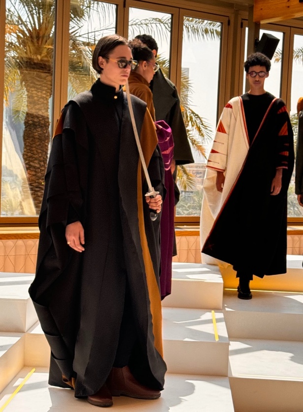 عبق خمسينيات المملكة يزهر في أسبوع الأزياء في الرياض: دار قرمز تروي حكاية الهوية والأصالة عبر مجموعة 1950