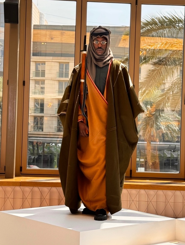 عبق خمسينيات المملكة يزهر في أسبوع الأزياء في الرياض: دار قرمز تروي حكاية الهوية والأصالة عبر مجموعة 1950