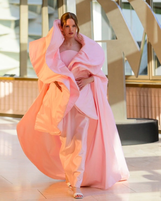 مجموعة "MENDOSA" من دار هلا الغرباوي تجسد المشاعر المتضاربة والأناقة المتفردة في أسبوع الأزياء في الرياض