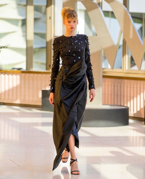 مجموعة "MENDOSA" من دار هلا الغرباوي تجسد المشاعر المتضاربة والأناقة المتفردة في أسبوع الأزياء في الرياض