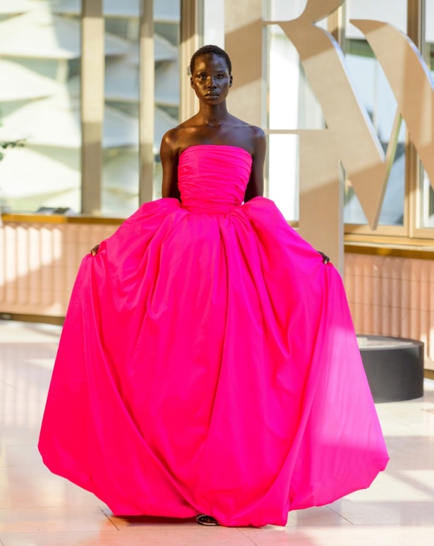 مجموعة "MENDOSA" من دار هلا الغرباوي تجسد المشاعر المتضاربة والأناقة المتفردة في أسبوع الأزياء في الرياض