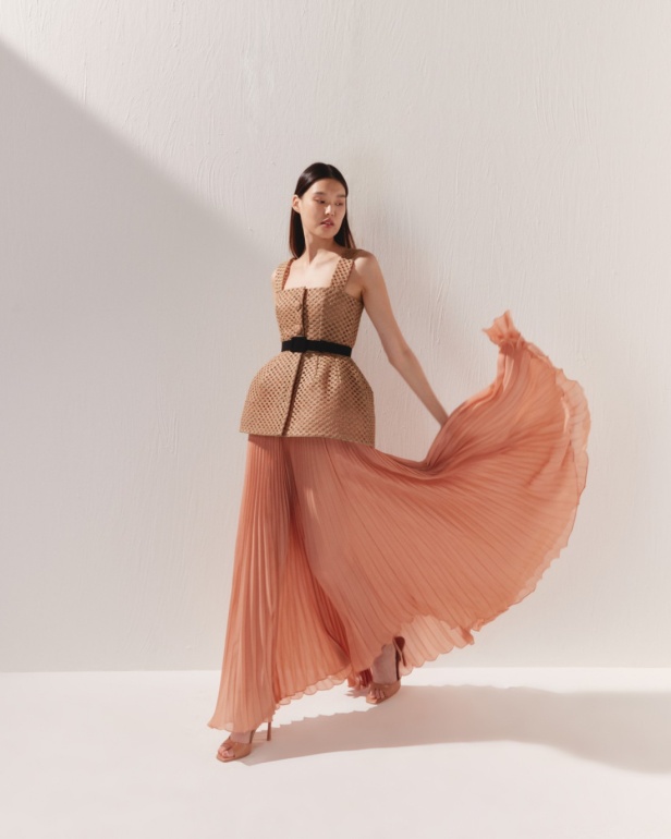 مجموعة AZZI & OSTA لربيع وصيف 2025 تجسد روح السفر المغامر من شروق الشمس إلى غروبها