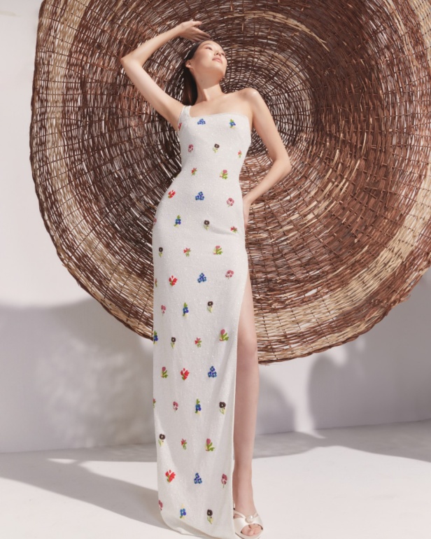 مجموعة AZZI & OSTA لربيع وصيف 2025 تجسد روح السفر المغامر من شروق الشمس إلى غروبها