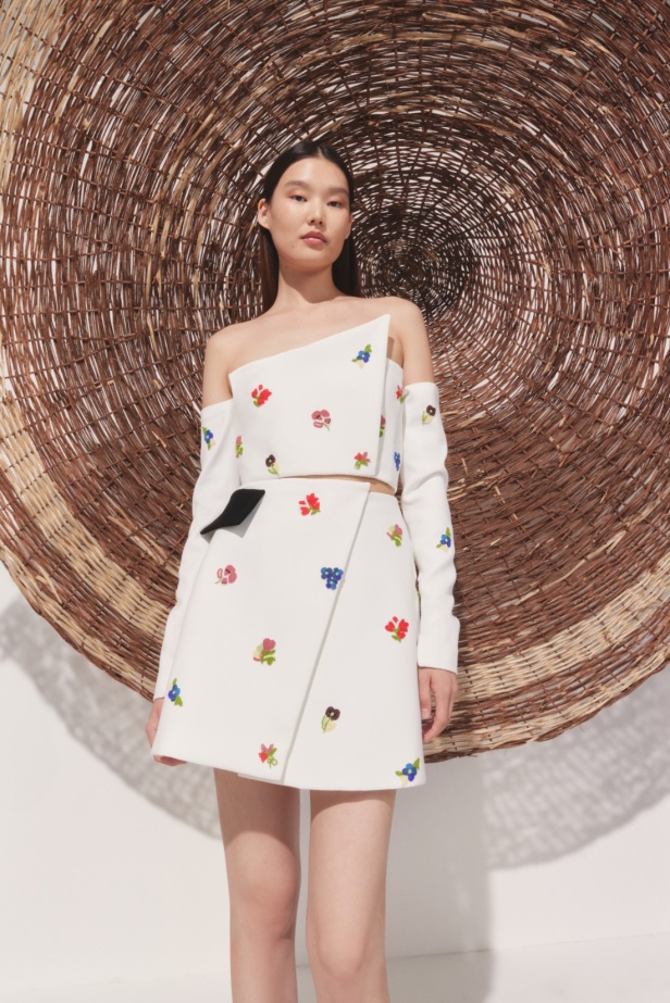 مجموعة AZZI & OSTA لربيع وصيف 2025 تجسد روح السفر المغامر من شروق الشمس إلى غروبها