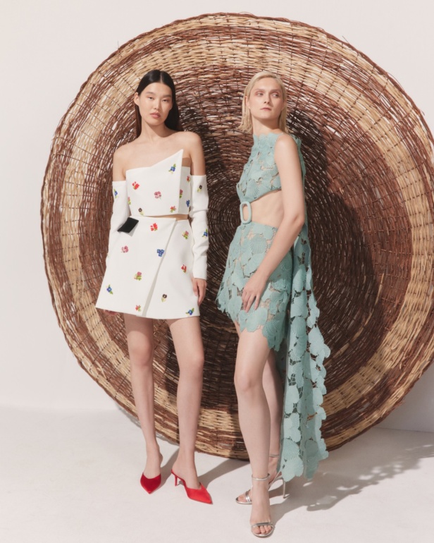 مجموعة AZZI & OSTA لربيع وصيف 2025 تجسد روح السفر المغامر من شروق الشمس إلى غروبها