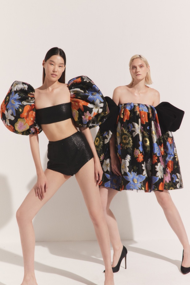 مجموعة AZZI & OSTA لربيع وصيف 2025 تجسد روح السفر المغامر من شروق الشمس إلى غروبها