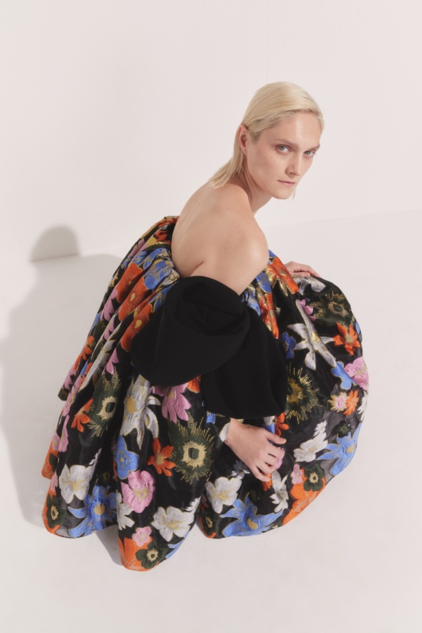 مجموعة AZZI & OSTA لربيع وصيف 2025 تجسد روح السفر المغامر من شروق الشمس إلى غروبها