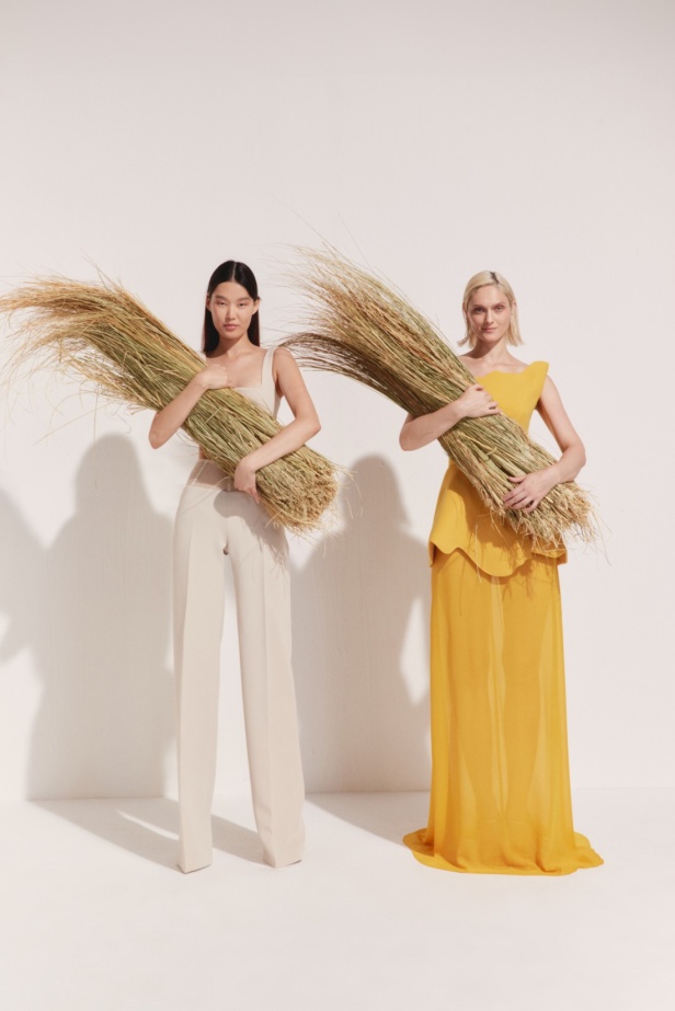 مجموعة AZZI & OSTA لربيع وصيف 2025 تجسد روح السفر المغامر من شروق الشمس إلى غروبها