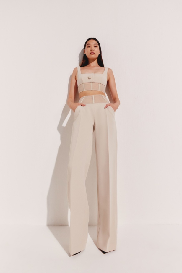 مجموعة AZZI & OSTA لربيع وصيف 2025 تجسد روح السفر المغامر من شروق الشمس إلى غروبها