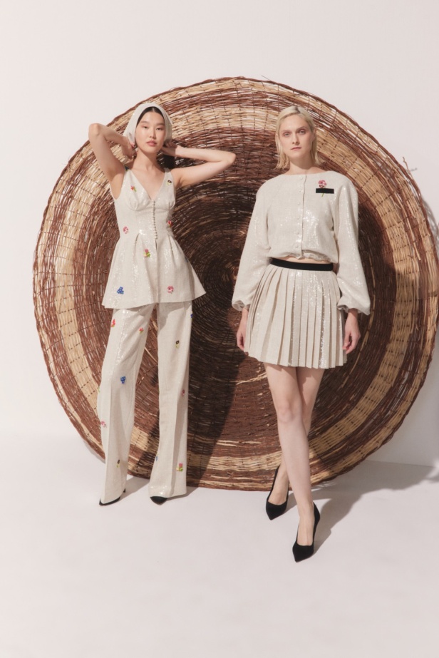 مجموعة AZZI & OSTA لربيع وصيف 2025 تجسد روح السفر المغامر من شروق الشمس إلى غروبها