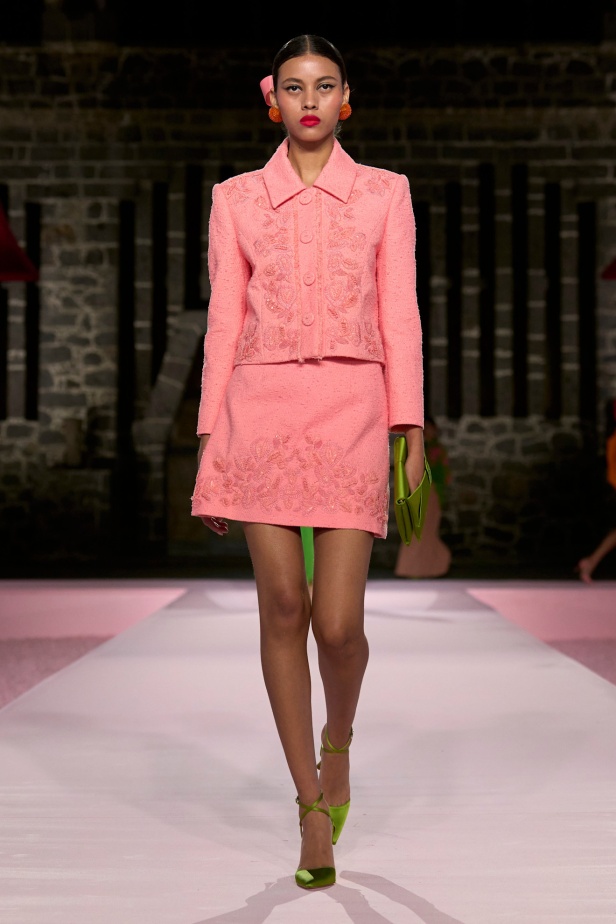 مجموعة Carolina Herrera Resort 2025... احتفاء بالألوان والحرف اليدوية المكسيكية 