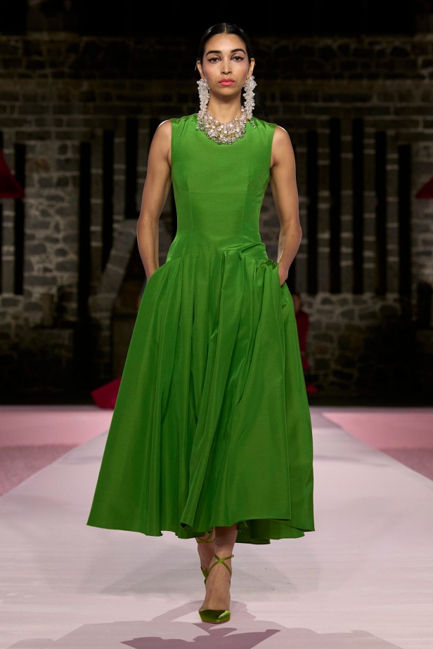 مجموعة Carolina Herrera Resort 2025... احتفاء بالألوان والحرف اليدوية المكسيكية 