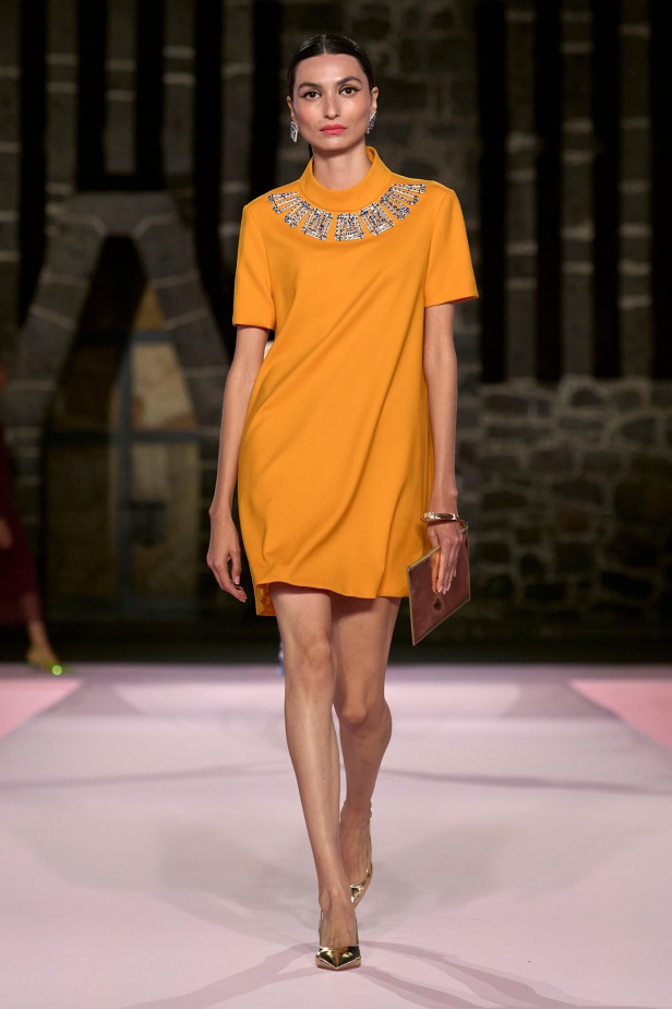 مجموعة Carolina Herrera Resort 2025... احتفاء بالألوان والحرف اليدوية المكسيكية 