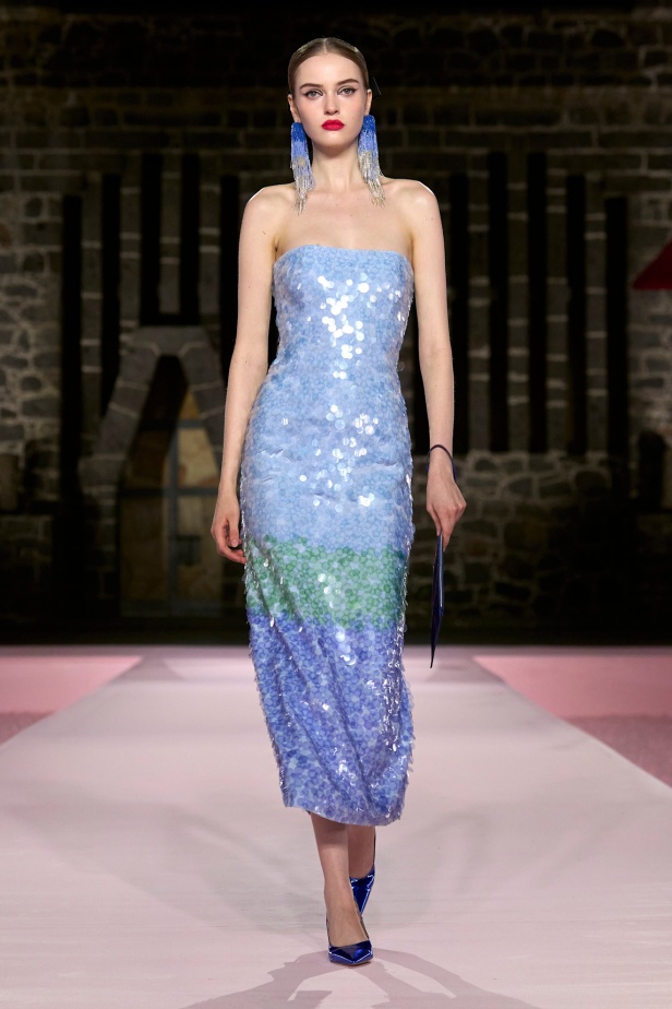 مجموعة Carolina Herrera Resort 2025... احتفاء بالألوان والحرف اليدوية المكسيكية 