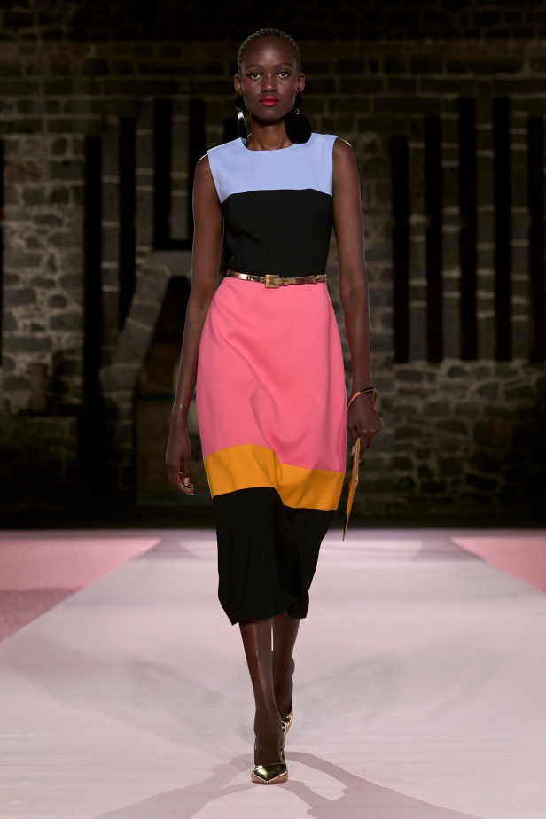 مجموعة Carolina Herrera Resort 2025... احتفاء بالألوان والحرف اليدوية المكسيكية 