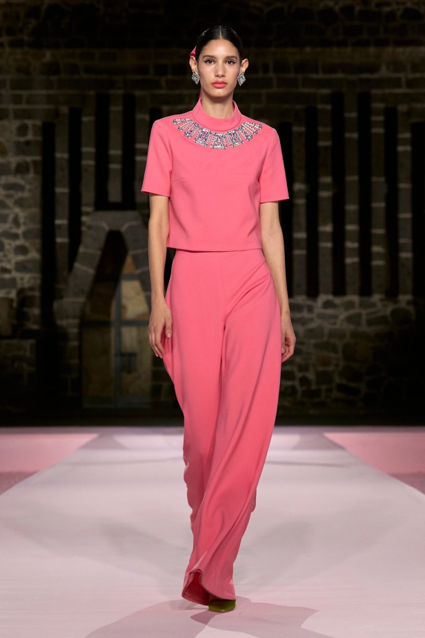 مجموعة Carolina Herrera Resort 2025... احتفاء بالألوان والحرف اليدوية المكسيكية 
