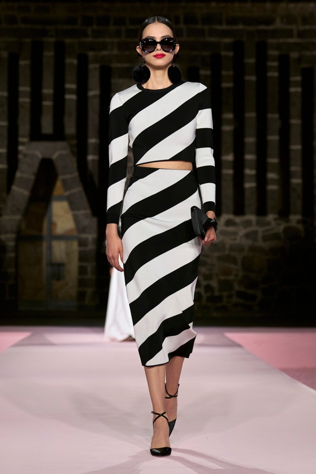 مجموعة Carolina Herrera Resort 2025... احتفاء بالألوان والحرف اليدوية المكسيكية 