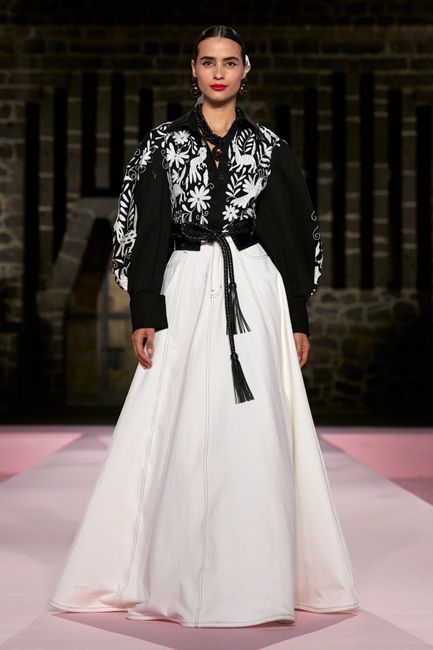 مجموعة Carolina Herrera Resort 2025... احتفاء بالألوان والحرف اليدوية المكسيكية 