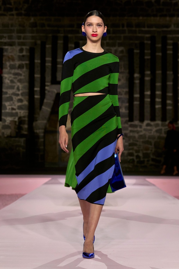 مجموعة Carolina Herrera Resort 2025... احتفاء بالألوان والحرف اليدوية المكسيكية 