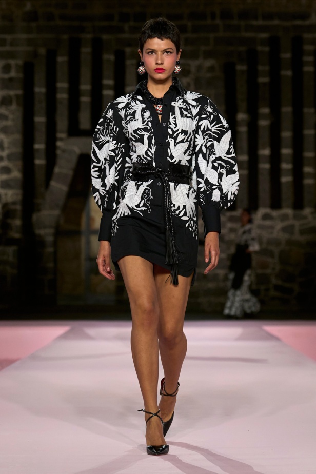 مجموعة Carolina Herrera Resort 2025... احتفاء بالألوان والحرف اليدوية المكسيكية 