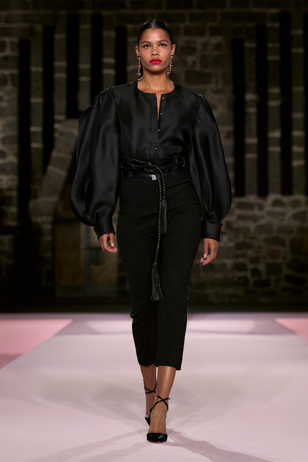 مجموعة Carolina Herrera Resort 2025... احتفاء بالألوان والحرف اليدوية المكسيكية 