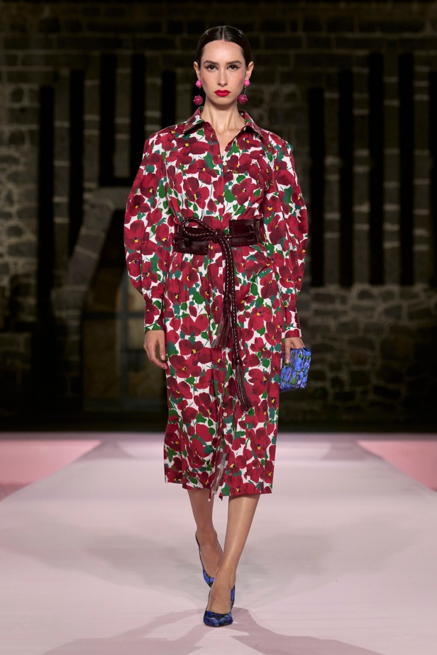 مجموعة Carolina Herrera Resort 2025... احتفاء بالألوان والحرف اليدوية المكسيكية 