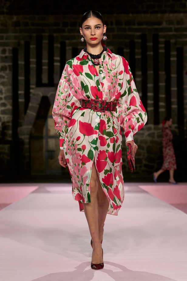 مجموعة Carolina Herrera Resort 2025... احتفاء بالألوان والحرف اليدوية المكسيكية 