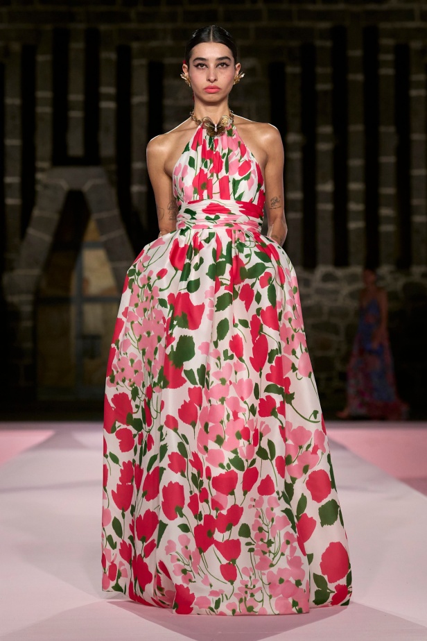 مجموعة Carolina Herrera Resort 2025... احتفاء بالألوان والحرف اليدوية المكسيكية 