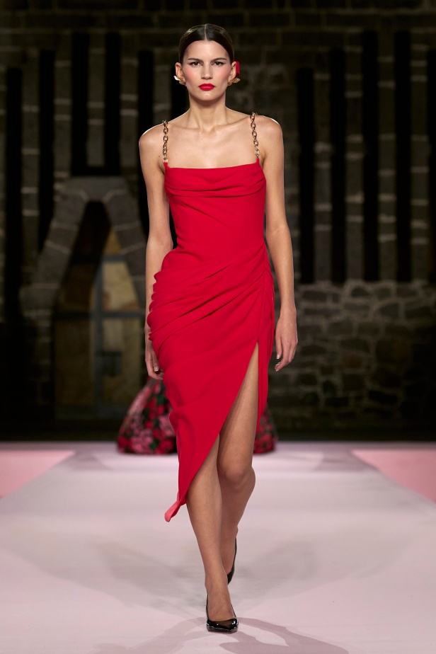 مجموعة Carolina Herrera Resort 2025... احتفاء بالألوان والحرف اليدوية المكسيكية 