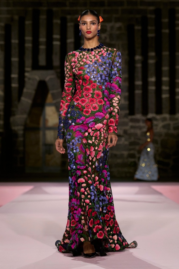 مجموعة Carolina Herrera Resort 2025... احتفاء بالألوان والحرف اليدوية المكسيكية 