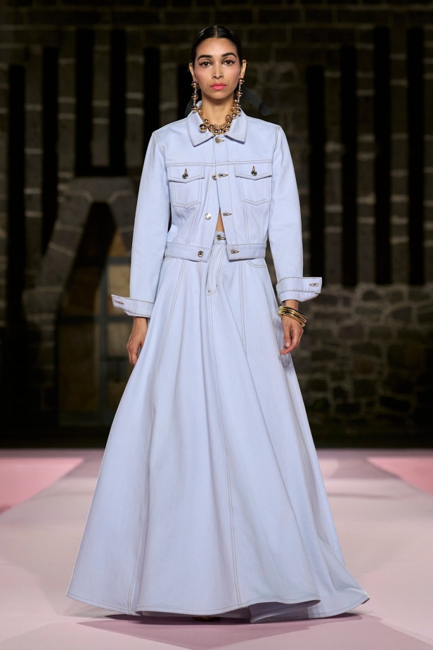 مجموعة Carolina Herrera Resort 2025... احتفاء بالألوان والحرف اليدوية المكسيكية 