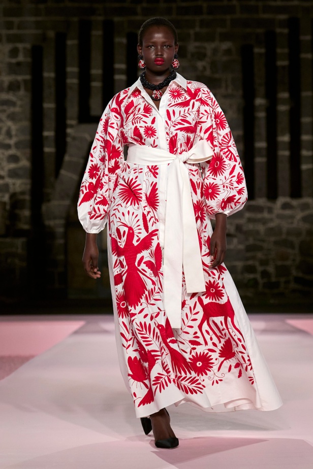 مجموعة Carolina Herrera Resort 2025... احتفاء بالألوان والحرف اليدوية المكسيكية 