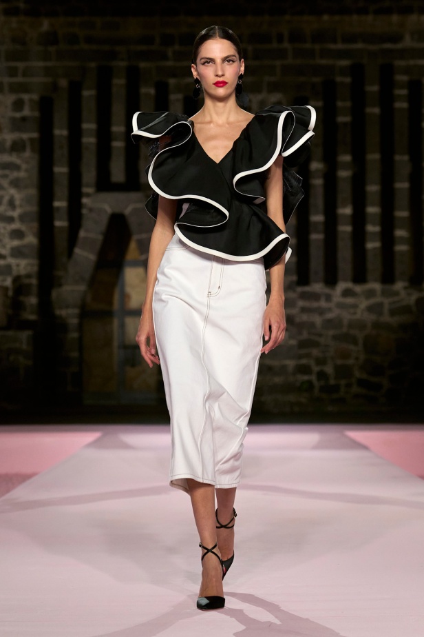 مجموعة Carolina Herrera Resort 2025... احتفاء بالألوان والحرف اليدوية المكسيكية 