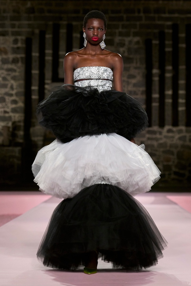 مجموعة Carolina Herrera Resort 2025... احتفاء بالألوان والحرف اليدوية المكسيكية 