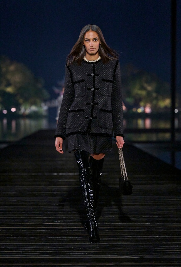 من باريس إلى الصين... مجموعة CHANEL Métiers d’art 2025 تعكس شغف غابرييل شانيل وتدعو لرحلة شعرية 