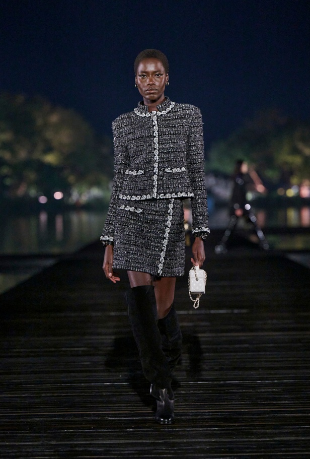 من باريس إلى الصين... مجموعة CHANEL Métiers d’art 2025 تعكس شغف غابرييل شانيل وتدعو لرحلة شعرية 