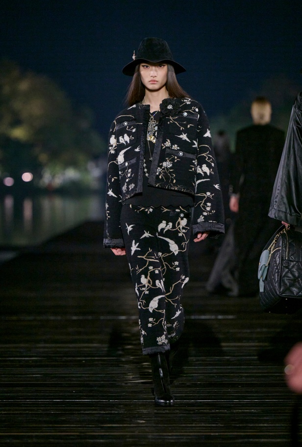 من باريس إلى الصين... مجموعة CHANEL Métiers d’art 2025 تعكس شغف غابرييل شانيل وتدعو لرحلة شعرية 