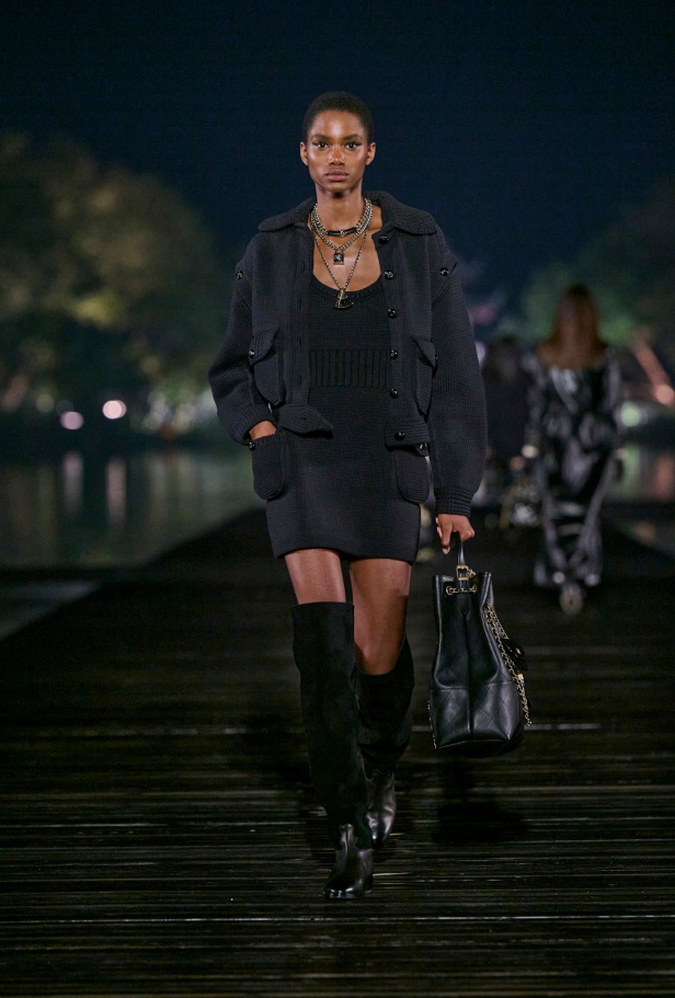 من باريس إلى الصين... مجموعة CHANEL Métiers d’art 2025 تعكس شغف غابرييل شانيل وتدعو لرحلة شعرية 