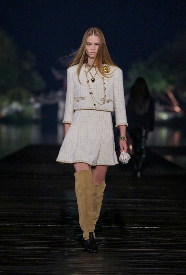 من باريس إلى الصين... مجموعة CHANEL Métiers d’art 2025 تعكس شغف غابرييل شانيل وتدعو لرحلة شعرية 