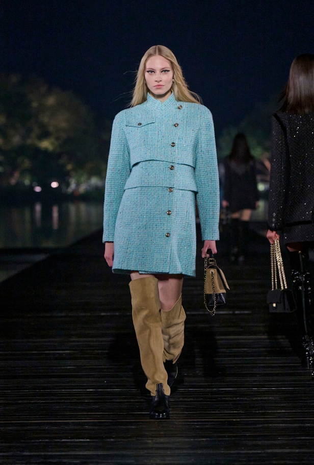 من باريس إلى الصين... مجموعة CHANEL Métiers d’art 2025 تعكس شغف غابرييل شانيل وتدعو لرحلة شعرية 