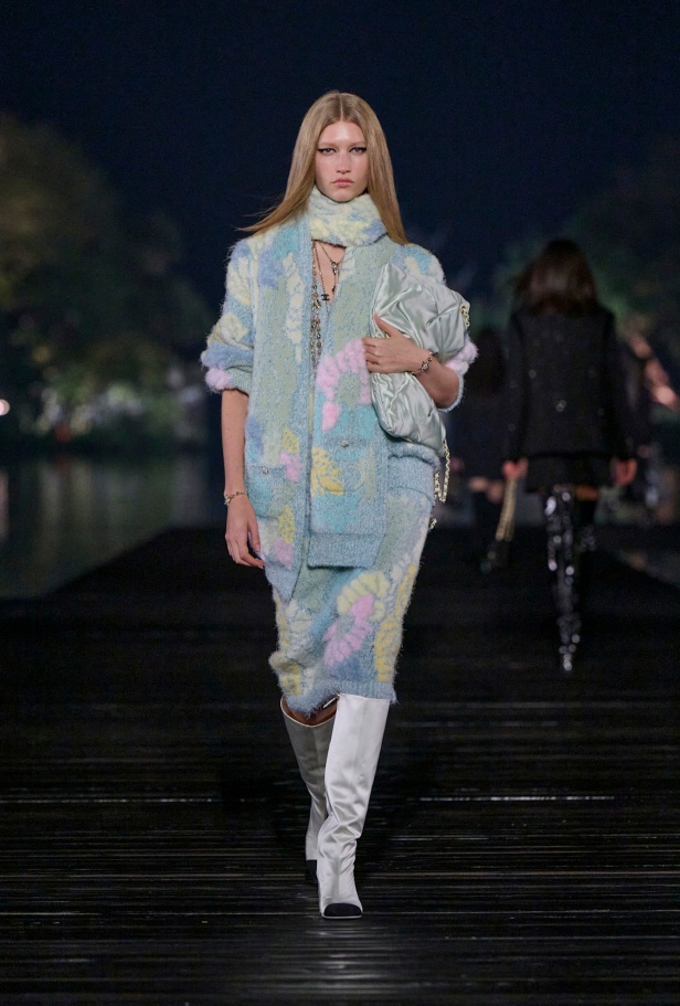 من باريس إلى الصين... مجموعة CHANEL Métiers d’art 2025 تعكس شغف غابرييل شانيل وتدعو لرحلة شعرية 