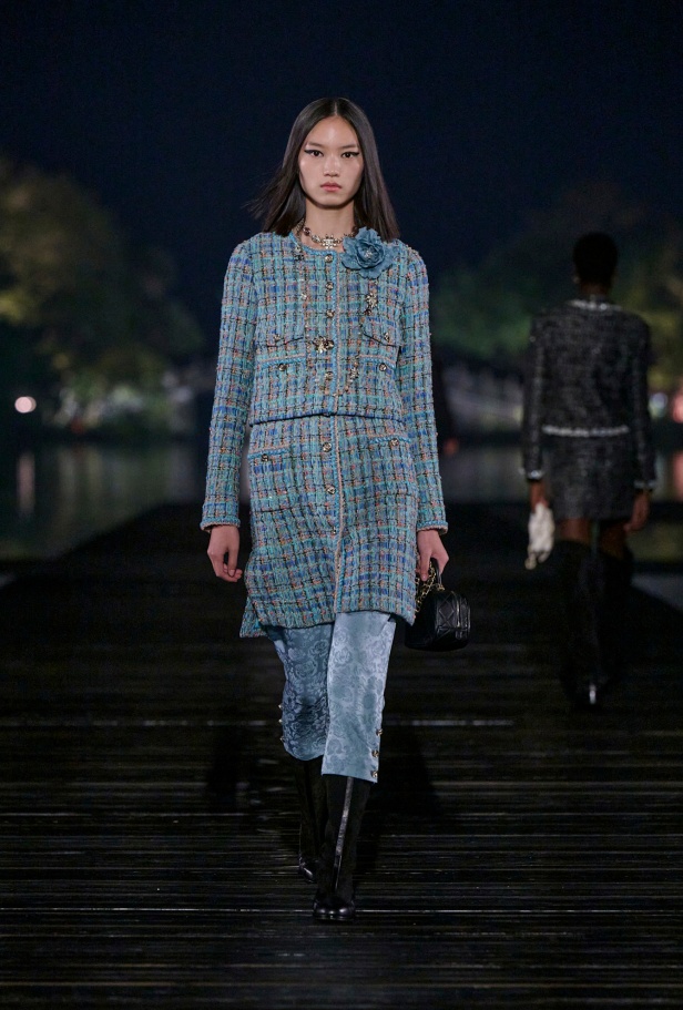 من باريس إلى الصين... مجموعة CHANEL Métiers d’art 2025 تعكس شغف غابرييل شانيل وتدعو لرحلة شعرية 