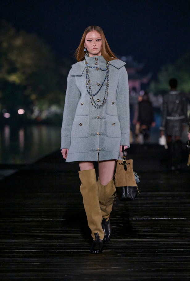 من باريس إلى الصين... مجموعة CHANEL Métiers d’art 2025 تعكس شغف غابرييل شانيل وتدعو لرحلة شعرية 