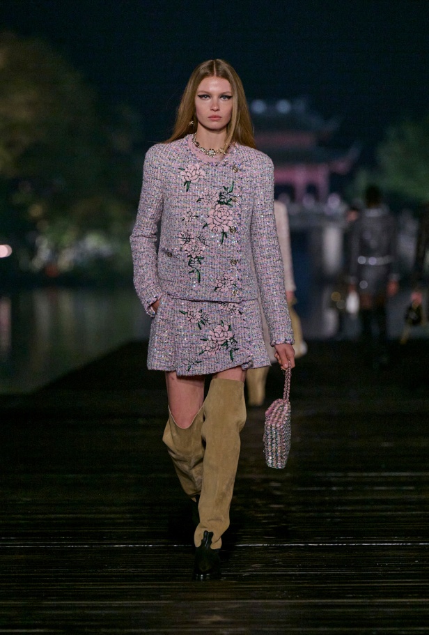 من باريس إلى الصين... مجموعة CHANEL Métiers d’art 2025 تعكس شغف غابرييل شانيل وتدعو لرحلة شعرية 