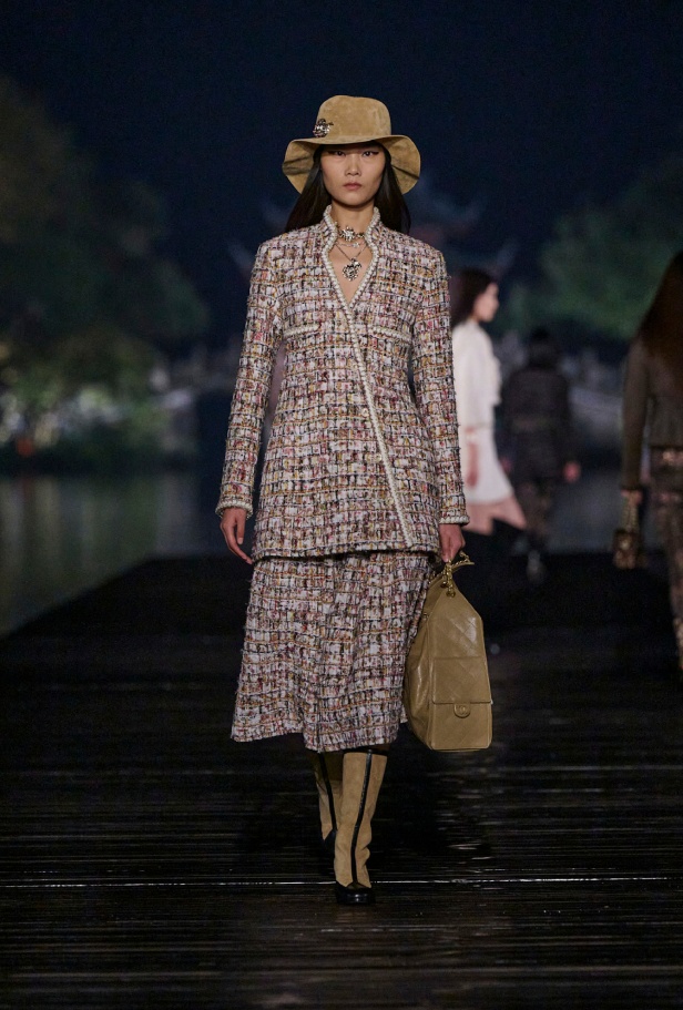 من باريس إلى الصين... مجموعة CHANEL Métiers d’art 2025 تعكس شغف غابرييل شانيل وتدعو لرحلة شعرية 